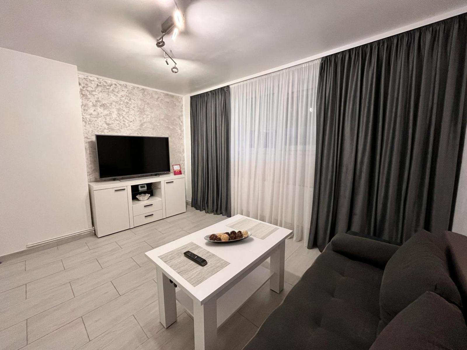 White & Silver Luxury Apartament Craiova Exterior foto